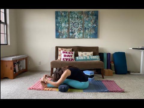 Gentle Yoga Stretch and Chanting – 20 minute yoga class [Video]